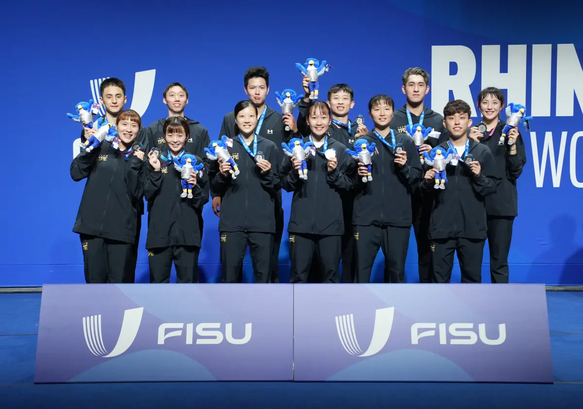 ▲台灣羽球代表隊在2025年德國萊茵魯爾世界大學運動會混合團體賽一路過關斬將，成功挺進金牌戰，力拚完成三連霸的壯舉。然而，在今（21）日凌晨面對強敵中國隊，台灣最終以總點數1：3落敗，無緣衛冕，最終以銀牌作收。（圖／大專體總提供）