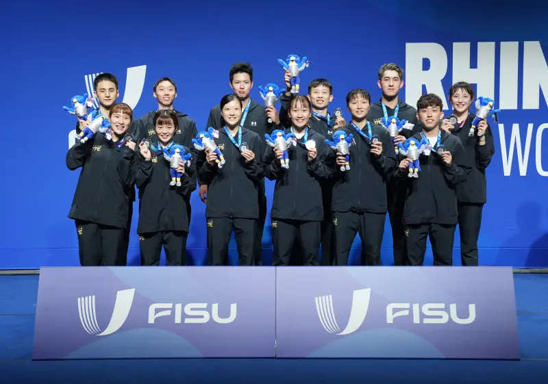 ▲台灣羽球代表隊在2025年德國萊茵魯爾世界大學運動會混合團體賽一路過關斬將，成功挺進金牌戰，力拚完成三連霸的壯舉。然而，在今（21）日凌晨面對強敵中國隊，台灣最終以總點數1：3落敗，無緣衛冕，最終以銀牌作收。（圖／大專體總提供）