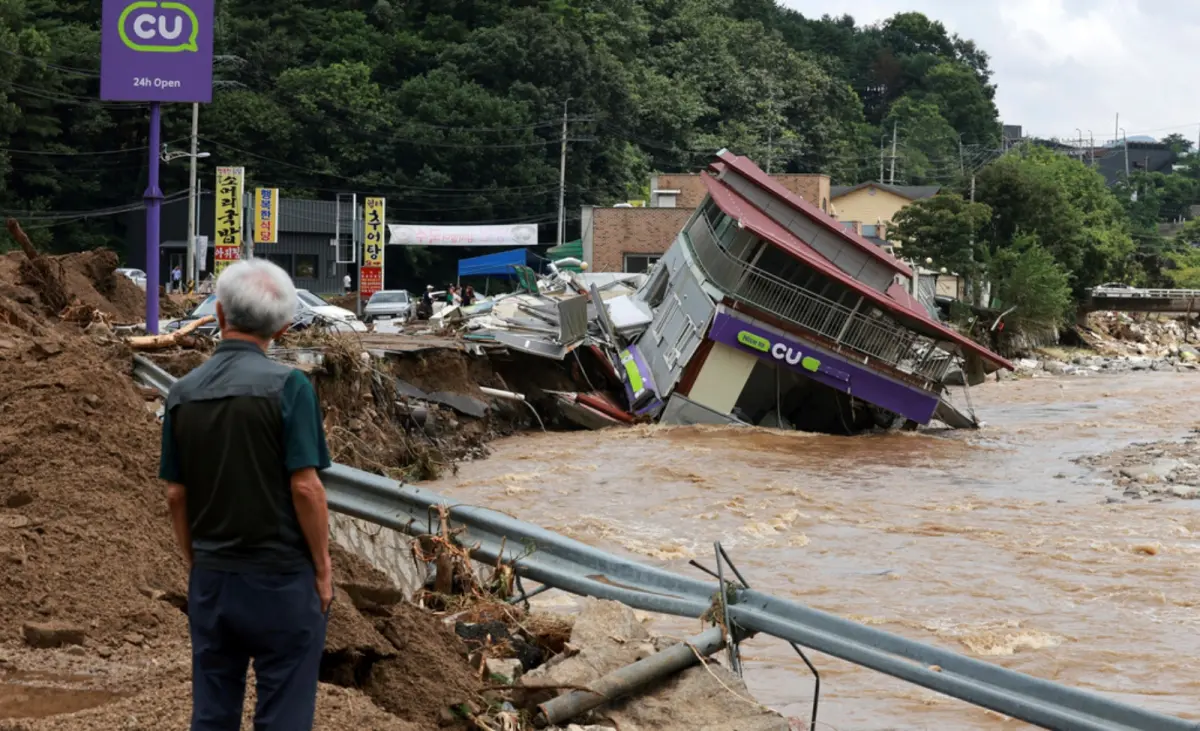 ▲韓國暴雨已造成至少18人死亡、9人失蹤。（圖／美聯社／達志影像）