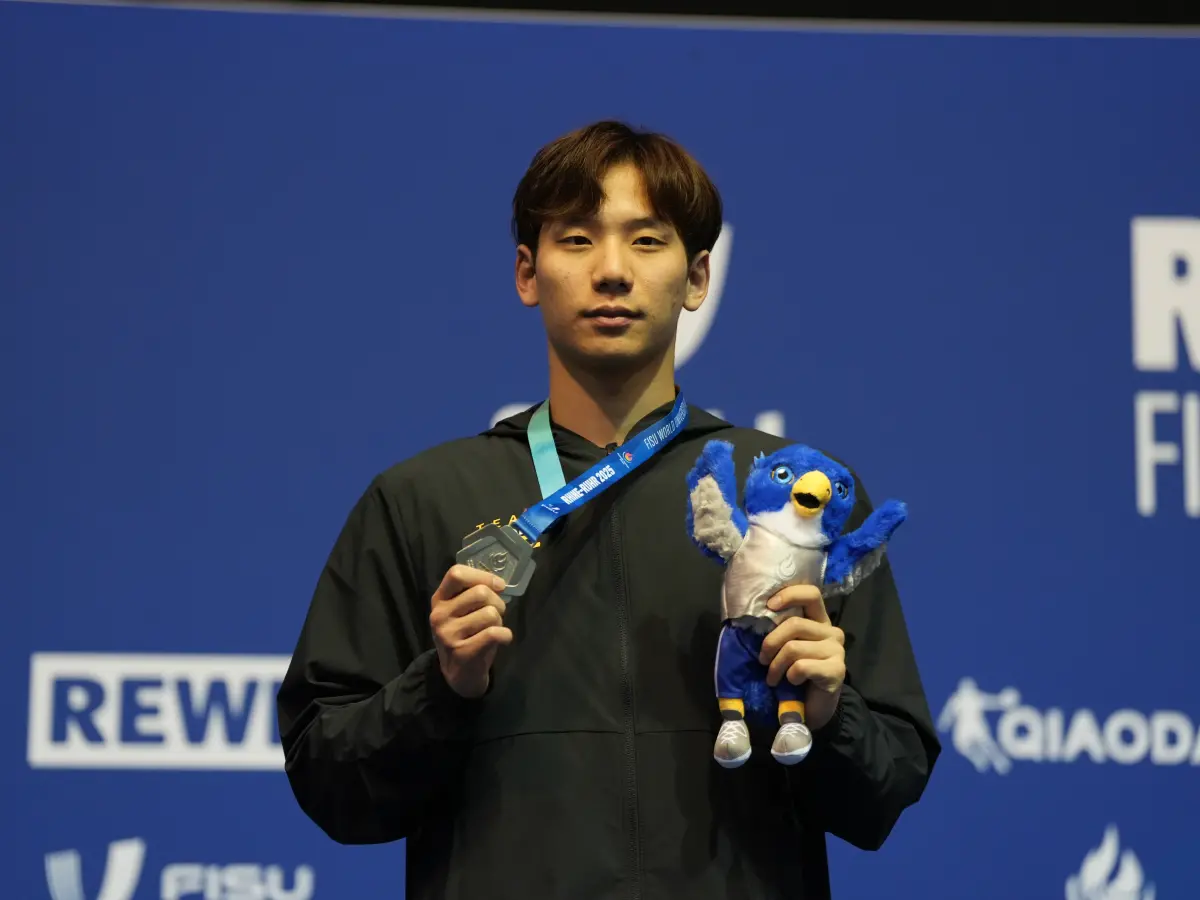 ▲在2025年德國萊茵魯爾世界大學運動會男子200公尺蝶式決賽中，「台灣蝶王」王冠閎奮戰到底，最終以1分55秒85拿下銀牌，連續兩屆世大運在該項目登上頒獎台。（圖／大專體總提供）