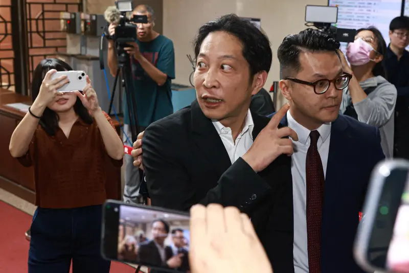 影／街口36億查封風暴首現身！胡亦嘉出庭回這句話