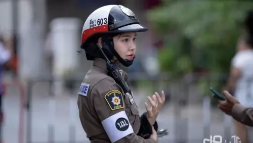 ▲Mild的日常工作包括協助學校高峰時段的交通疏導，因「神之側顏」而爆紅。（圖／翻攝自臉書）