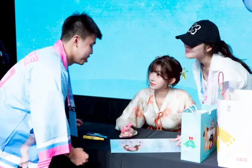 李珠珢見面會上,安排許多與粉絲現場近身互動環節。(圖/富邦悍將提供) ▲李珠珢見面會上,安排許多與粉絲現場近身互動環節。(圖/富邦悍將提供)