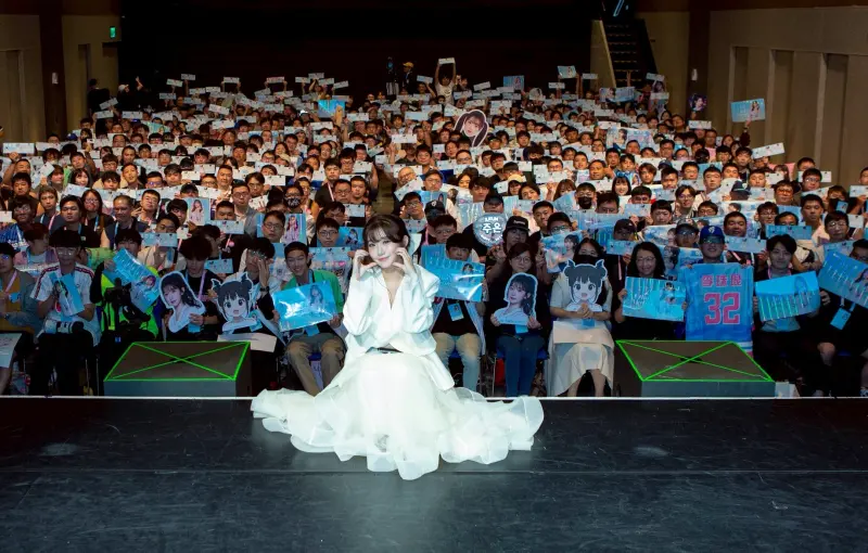 ▲富邦悍將「AI女神」李珠珢昨日舉辦在台首場見面會，門票一開賣就被掃光，李珠珢也準備許多活動與粉絲互動，還加碼獻上3首韓文歌，讓粉絲聽得相當過癮，此外，見面會上，李珠珢也宣布推出個人首本影像紀實。（圖／富邦悍將提供）