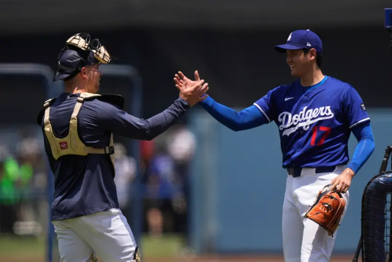 ▲效力MLB美國職業棒球大聯盟（Major League Baseball）洛杉磯道奇（Los Angeles Dodgers）的「二刀流巨星」大谷翔平於今（21）日對上密爾瓦基釀酒人（Milwaukee Brewers）的比賽中，擔任第2棒、指定打擊先發出賽，並於3局下轟出本季第34支全壘打，連續兩場開轟。不僅點燃主場氣氛，更吸引隊上年輕捕手Dalton Rushing賽中主動請益。（圖／美聯社／達志影像）