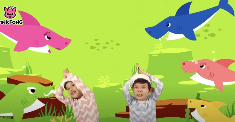 ▲全球小孩都愛的〈Baby Shark〉，其實1980年代就出現在團康活動中，有舞蹈動作的是2007年從德國流行起來，2015年韓國「碰碰狐」Pinkfong才將此歌完整製作。（圖／翻攝自YouTube Baby Shark - Pinkfong Kids’ Songs & Stories）