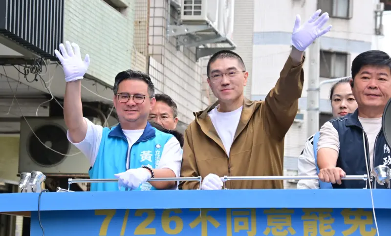 ▲基隆市長謝國樑今天到台中陪藍委黃健豪掃街。（圖／記者顏幸如攝，2025.07.21）