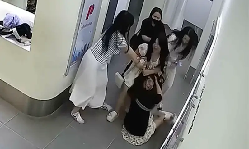 ▲完整版影片可看到韓國女把越南女拖出拍貼機亭後，持續扯頭髮拖行。（圖／美聯社／達志影像）