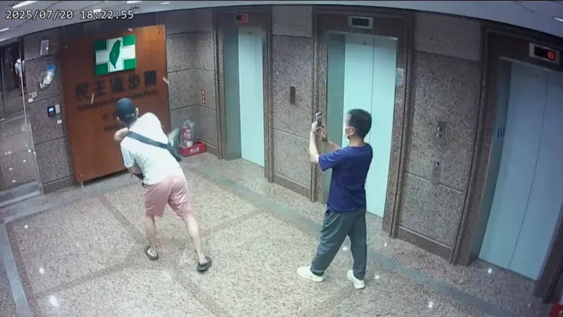 ▲小草在民進黨前造勢結束後，竟搭乘電梯到民進黨辦公室外丟雞蛋。（圖／民進黨提供）