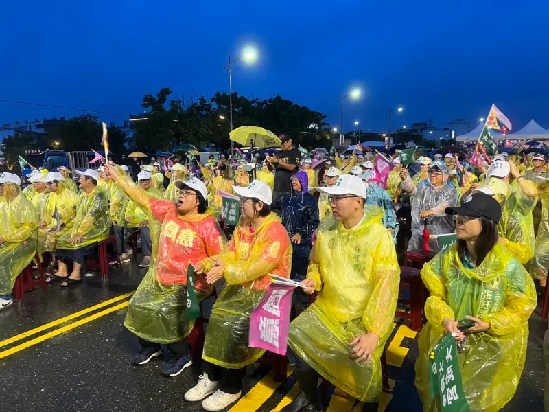 ▲高市議員林智鴻於20日晚間前往他的故鄉台東，與立委莊瑞雄、王美惠、陳培瑜一同呼籲民眾在26日投下同意罷免票。（圖／市議員林智鴻辦公室提供）