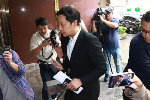 影/街口36億查封風暴首現身!胡亦嘉出庭回這句話 ▲胡亦嘉涉嫌ETF自肥案遭起訴,北院開庭訊問是否繼續延長限制出境,不過外界聚焦街口集團與泰山企業的36億投資款官司。(圖/記者葉政勳攝)