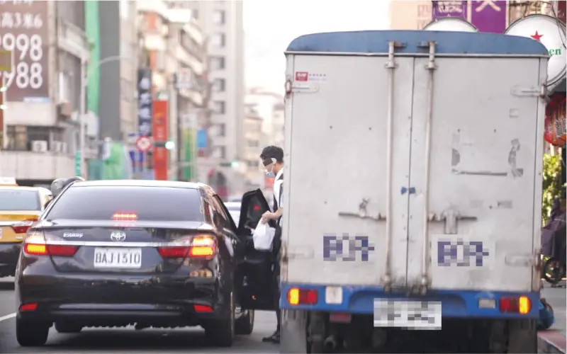    ▲張斯綱爆料，中選會主委濫用公務車，找隨扈幫忙買晚餐。（圖／翻攝張斯綱臉書）  