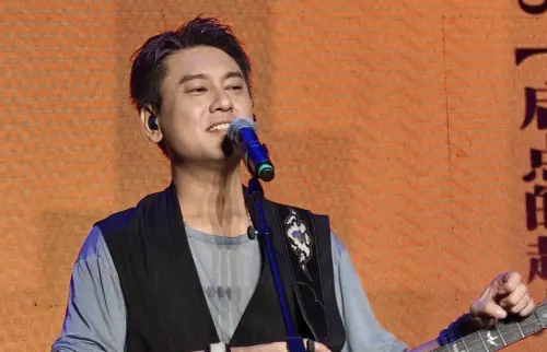 ▲朱孝天(如圖)說F4會合體大S佔很大因素,在討論要不要唱〈情非得已〉時,周渝民(仔仔)說「熙媛不在了」,讓全場瞬間感傷。(圖/翻攝自微博) ▲朱孝天(如圖)說F4會合體大S佔很大因素,在討論要不要唱〈情非得已〉時,周渝民(仔仔)說「熙媛不在了」,讓全場瞬間感傷。(圖/翻攝自微博)