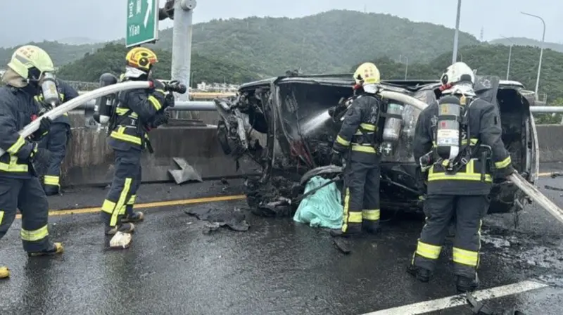 ▲國5發生一起自撞護欄火燒車事故，女駕駛受困變形車體命喪火海。（圖／翻攝畫面）