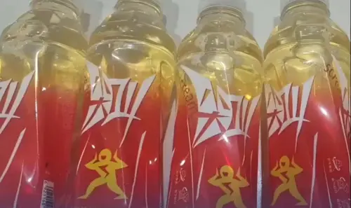 ▲紅色尖叫過去是由飲料品牌「農夫山泉」在2024年推出的一款飲料，其包裝主打紅色色系，上頭還寫上「尖叫」兩字，搭配正在吶喊的人物圖案。（圖／翻攝京報網北京日報微博）