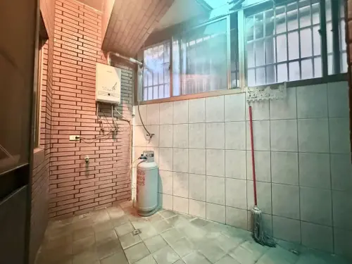 ▲高雄岡山凶宅（圖／翻攝自我是凶宅！！買賣/法拍/投資/撿便宜/屋主自租自售/仲介/資訊新聞/全台/禁廣告只有凶宅可進。臉書社團）