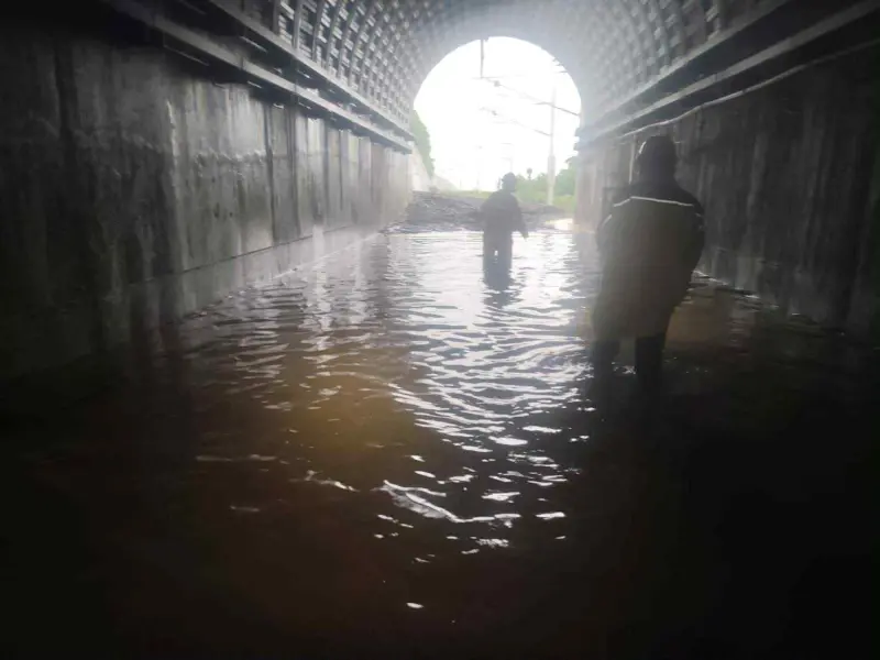 ▲台東大雷雨狂炸，中央氣象署一早對台東縣發布大豪雨特報，台鐵因水淹軌道、邊坡土石鬆動，南迴線暫時不通。（圖／讀者提供）