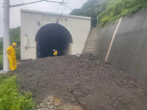 ▲現場水沒過工務人員的膝蓋，土石、樹木侵入路線，怵目驚心。（圖／讀者提供）