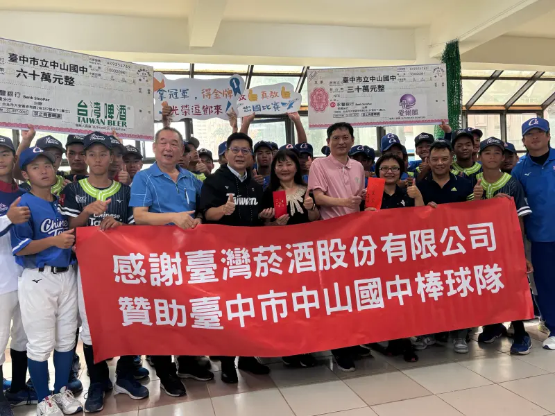 ▲贈儀式上午在台中萬壽棒球場舉行，中山國中校長翁麗鳳帶領棒球隊及教練，感謝企業溫暖捐助。（圖／記者金武鳳攝，2025.7.21）