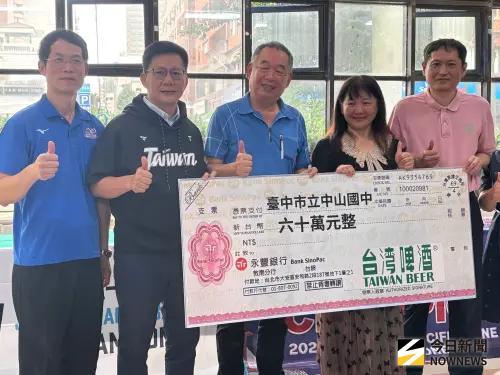 中山國中棒球隊赴美比賽缺經費 張廖萬堅募百萬解燃眉之急 ▲中山國中2棒球隊赴美比賽缺經費,張廖萬堅牽線台酒公司讚助60萬元。(圖/記者金武鳳攝,2025.7.21)