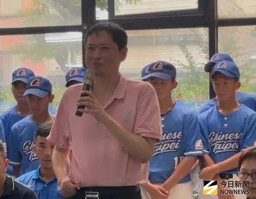 中山國中棒球隊赴美比賽缺經費 張廖萬堅募百萬解燃眉之急 ▲運彩公會理事長何昱奇為鼓勵球隊全力以赴,霸氣以個人名義加碼,拿冠軍獎金各30萬元。(圖/記者金武鳳攝025.7.21)