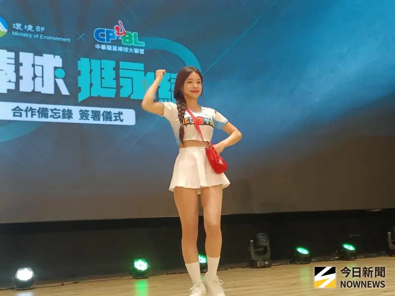 ▲（21）日李多慧受邀擔任資源循環推廣大使，揭露身上穿的是「環保紗循環球衣」，也甜美拿著環保杯教學三振舞。（圖／記者許若茵攝）　