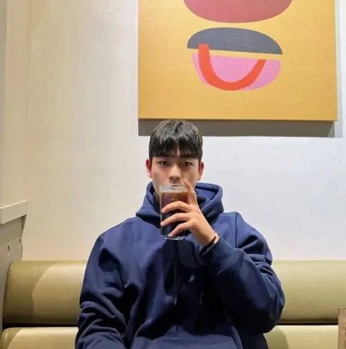 朴秀宗曾在2018年與2021年參加韓職選秀,卻未能脫穎而出。但他並未因此放棄,而是在2022年以育成選手身份加盟培證英雄。憑藉著不懈努力與二軍出賽經驗,他於2023年中期成功升格為正式一軍選手。(圖/翻攝自朴秀宗Instagram) ▲朴秀宗曾在2018年與2021年參加韓職選秀,卻未能脫穎而出。但他並未因此放棄,而是在2022年以育成選手身份加盟培證英雄。憑藉著不懈努力與二軍出賽經驗,他於2023年中期成功升格為正式一軍選手。(圖/翻攝自朴秀宗Instagram)