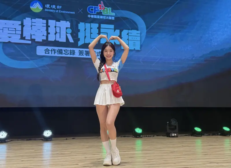 ▲李多慧擔任環境部的資源循環推廣大使，對於外界讚她在中職明星賽的「神回眸」輕鬆抓住鏡頭，她直呼很簡單。而被指酒量慘輸好友安芝儇，她則回答：沒關係，我認真努力。（圖／記者蘇詠智攝）