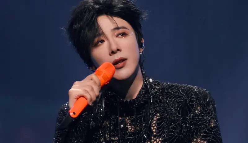 ▲劉宇寧昨晚在深圳舉行演唱會，他脫下外套露出內搭的黑色鏤空蕾絲襯衫，還害羞喊「早知道練點肌肉」；而劉宇寧成名故事也超勵志，從昔日打工仔翻身成巨星。（圖／劉宇寧工作室微博）