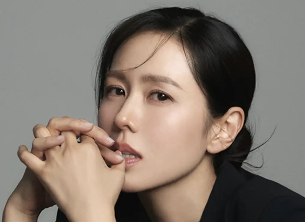 ▲孫藝真（如圖）跟《魷魚遊戲》曹柔理確定合作主演新韓劇《버라이어티》（Variety），一起揭開K-POP產業黑暗面。（圖／MS team Entertainment官網）