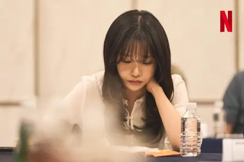 ▲▼孫藝真(上)跟曹柔理已投入拍攝、讀劇本。(圖/Netflix IG) ▲▼孫藝真(上)跟曹柔理已投入拍攝、讀劇本。(圖/Netflix IG)