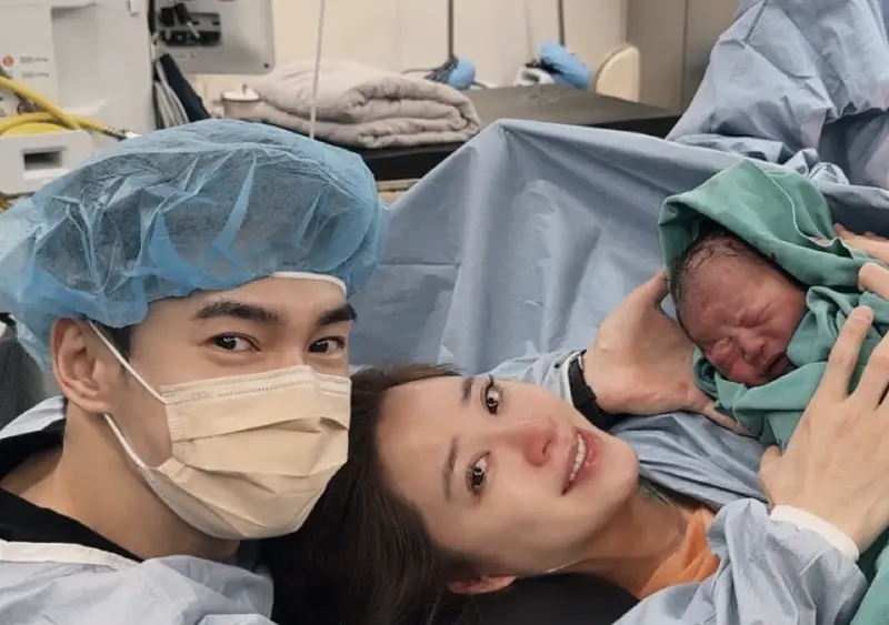 ▲張書豪（左起）與歐陽妮妮的兒子睦睦，出生後就一直有鼻淚管阻塞的問題，常淚眼汪汪，或是起床就一堆眼屎，他終於帶兒子去診所，看到醫師將長針插入兒子的鼻淚管，差點心疼到不能呼吸，好在很快就解決了問題。（圖／摘自IG）