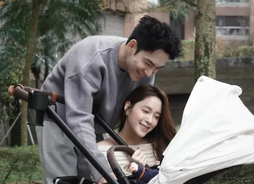 ▲張書豪(左)與歐陽妮妮(右)是新手爸媽,社群網站上常發布一堆與育兒有關係的內容。(圖/摘自IG) ▲張書豪(左)與歐陽妮妮(右)是新手爸媽,社群網站上常發布一堆與育兒有關係的內容。(圖/摘自IG)