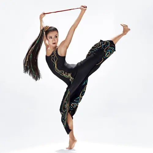 ▲簡珮如於瑪莎・葛蘭姆經典舞作《心靈洞穴》（Cave of the Heart）中重現葛蘭姆式語彙與情感張力。（圖／簡珮如提供）