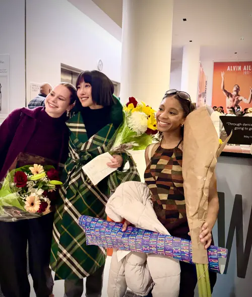 ▲在艾文・艾利舞校（Alvin Ailey American Dance Theater）學生的畢業展演現場，簡珮如於後台與學生互動，真摯的情感流露出對舞蹈的深情與傳承之意。（圖／簡珮如提供）
