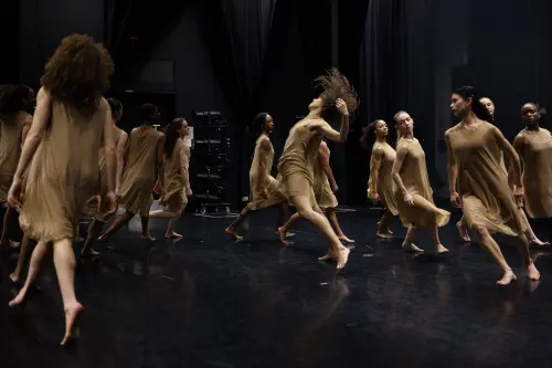 ▲簡珮如為紐約弗登大學舞蹈系的畢業生量身打造舞作《VORTEX》。（圖片提供／簡珮如；攝影師／JP Yim）