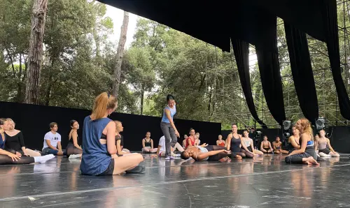 簡珮如在義大利DAP藝術節教授瑪莎・葛蘭姆技巧時，總會以舞作為範本述說動作從何而發展。（圖／簡珮如提供）