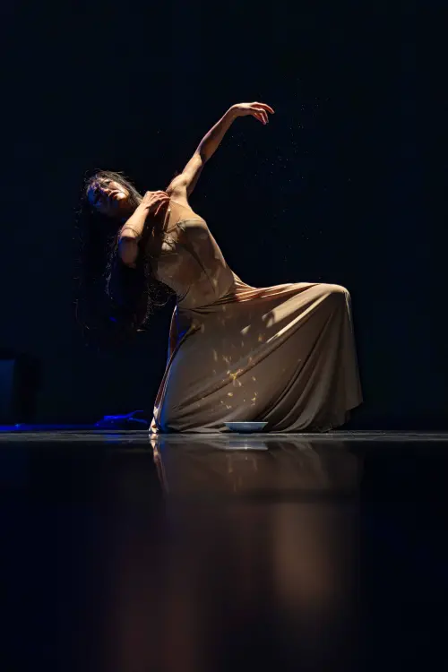 ▲簡珮如2024年在台創作的舞作《黑蝴蝶》為舞蹈版普契尼蝴蝶夫人，以AI新潮感電子實驗音樂創造新聽覺，致敬普契尼逝世及瑪莎・葛蘭姆創團100週年。（圖片提供／簡珮如；攝影師／Terry Lin）