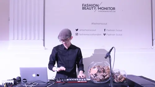 ▲DJ QuestionMark早期參與劇場與時尚秀場音樂製作的經驗是他重要的養分。（圖／五樓製作提供）