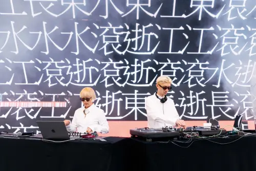 ▲VJ feiiic和DJ QuestionMark一起登上巴黎奧運的舞台，攜手演出。（圖／五樓製作提供）
