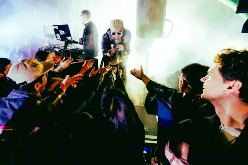 ▲DJ QuestionMark登上國際音樂節Clockenflap舞台，將來自台灣的英語金曲派對帶到現場。（圖／五樓製作提供）