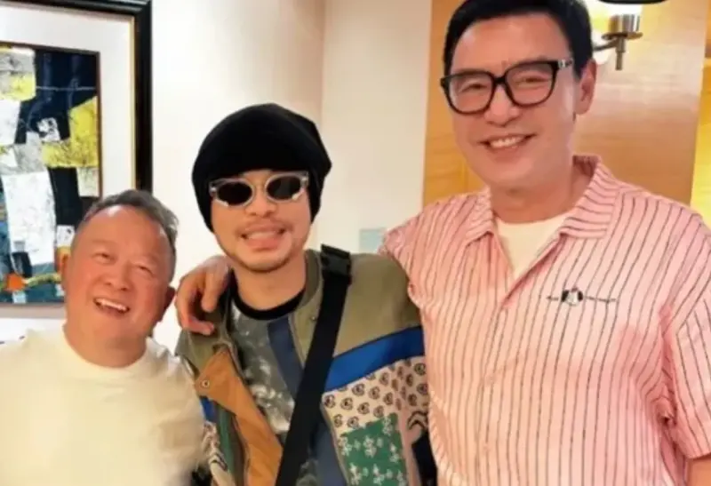 ▲曾志偉（左起）、黃明志、鍾鎮濤日前在馬來西亞雲頂的活動上留下合照，卻引來中國人砲轟，鍾鎮濤、曾志偉只能發表聲明與黃明志做切割，黃明志後來也把照片刪了。（圖／翻攝自Threads）