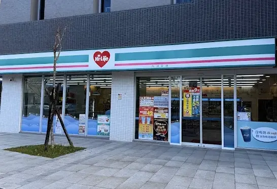 ▲萊爾富靠一年多努力轉型改版，現在正是逆襲網路聲量中，去年營收也增加10%，經營36年終於討論度飆高。（圖/Google評價）