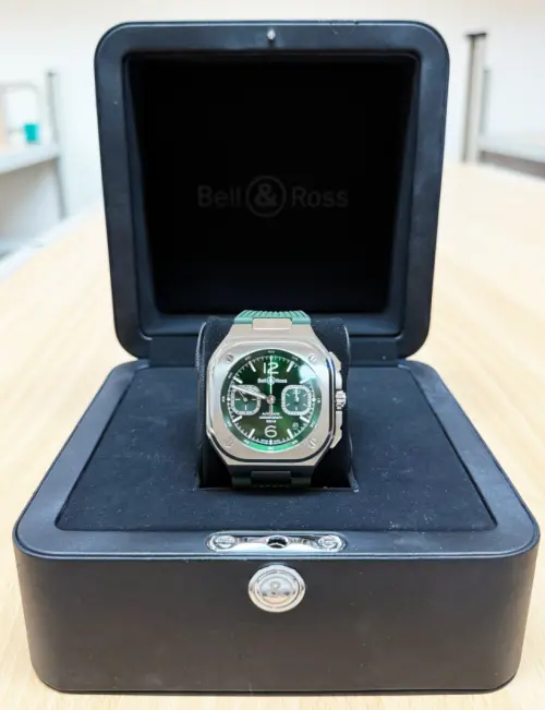 ▲前伊林女模蕭瑋葶的柏萊仕BR05 CHRONO GREEN名牌錶。（圖／行政執行署士林分署提供）