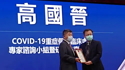 ▲高國晉作為重症專家諮詢小組代表之一，也在指揮中心2021年底舉辦的「關鍵『疫』戰，感謝有您」典禮獲指揮中心頒贈感謝狀。（圖／翻攝畫面）