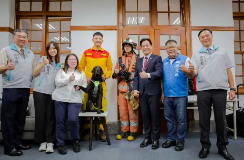 ▲新竹市代理市長邱臣遠、市議員黃文政、市議員許美惠等與特別出席記者會的Clay合影。（圖／新竹市府提供）