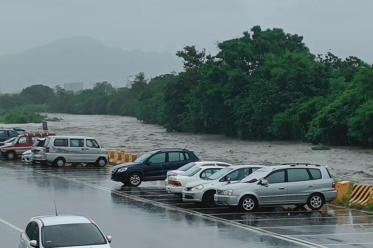 台東雨量飆330毫米！「堤防要滿了」恐怖畫面曝 眾嚇壞：太可怕