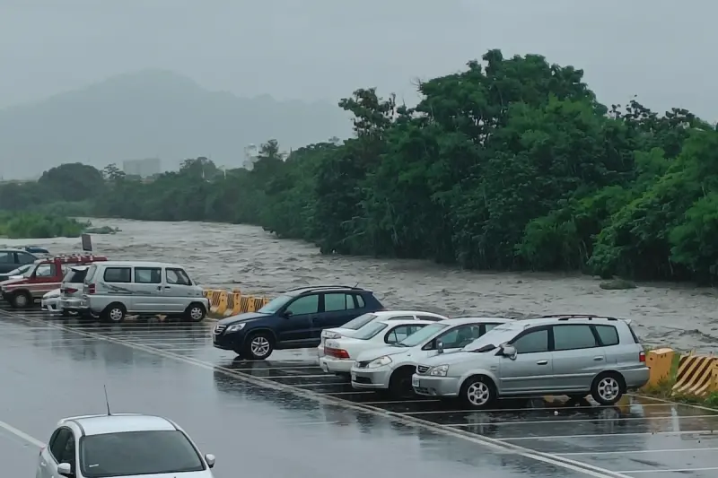 ▲低壓帶持續造成東部強降雨，台東縣多處傳出淹水災情，太平溪更是頂不住暴雨強灌，水位已暴漲逼近堤防邊緣。（圖／翻攝自臉書社團「台東臉書災害通報」）