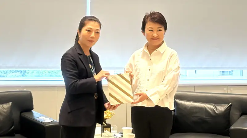▲盧秀燕在市府接見第33屆亞洲台商聯合總會總會長陳舒琴。（圖／記者顏幸如攝，2025.07.21）