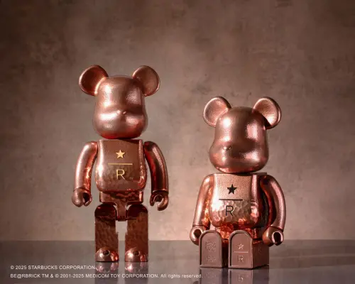 ▲全台最大「星巴克典藏Dream Plaza台北」開幕！三方聯名「錫典藏24K金鍍造庫柏力克熊」要價20萬。（圖／星巴克提供）